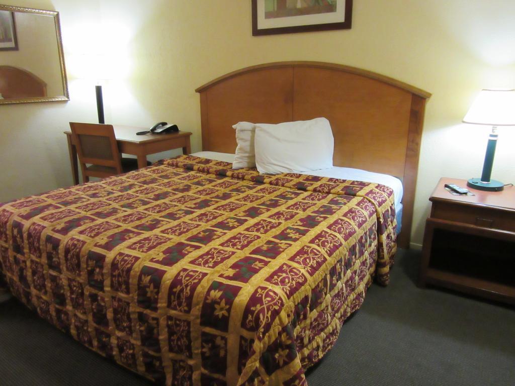 Deluxe Inn Irving Room photo