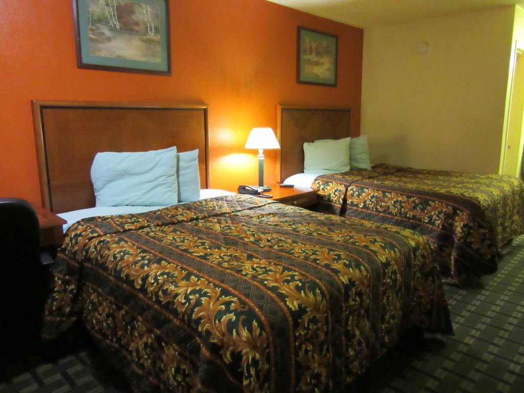 Deluxe Inn Irving Room photo