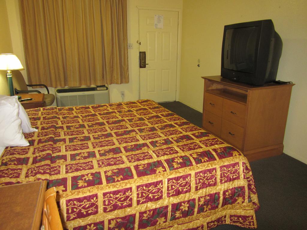 Deluxe Inn Irving Room photo